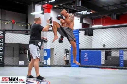 Trainingsmoment 7 bij Fit Met Bas: pads, bokszak en techniek
